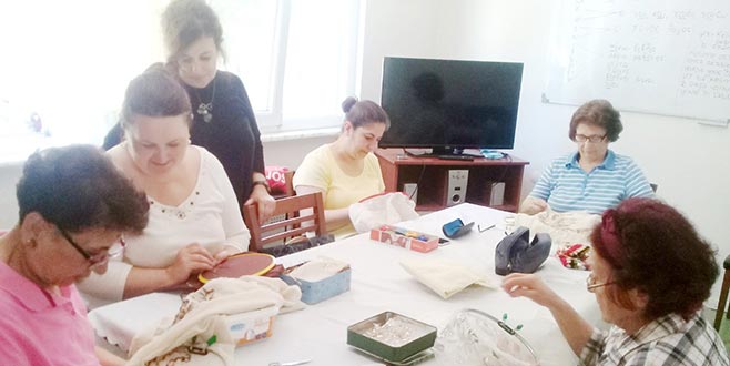 Mübadil kadınları ev hanımlarına kurs veriyor Mübadil kadınları ev hanımlarına kurs veriyor