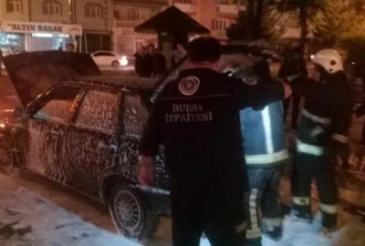 Seyir halindeki otomobil alev aldı