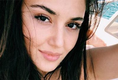 Hande Erçel derin yırtmaçlı elbisesiyle büyüledi!