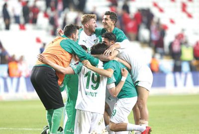 Yerliler tavanda yabancılar tabanda