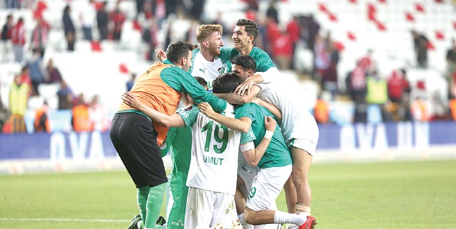 Yerliler tavanda yabancılar tabanda