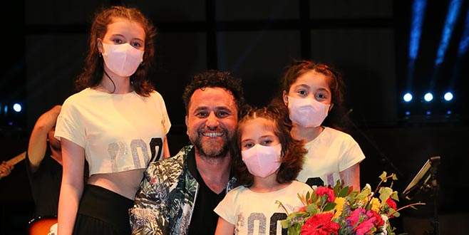 Çocukların mutluluğuna ortak oldu