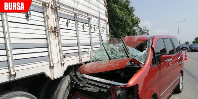 Otomobil park halindeki kamyona çarptı: 5 yaralı