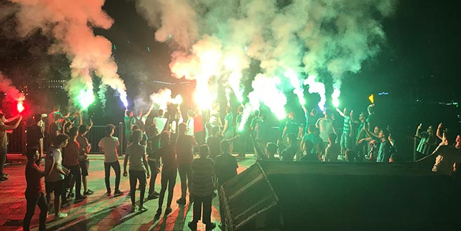 Bursasporlu taraftarlardan buruk kutlama
