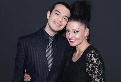 Oğlunu büyüttü sahneye döndü