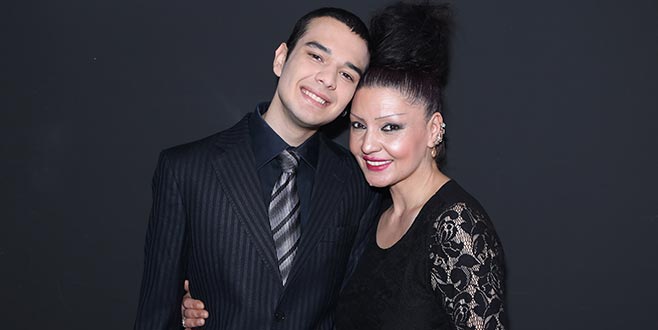 Oğlunu büyüttü sahneye döndü