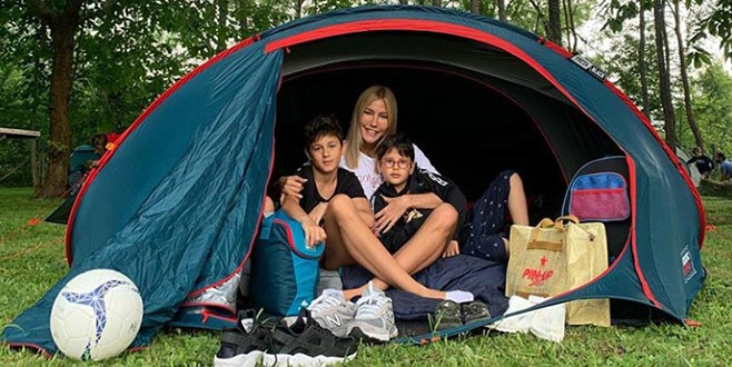 Çocuklarıyla kampta