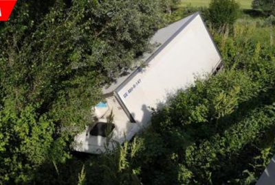 Gıda yüklü kamyon devrildi: 1 yaralı