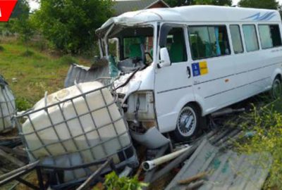 Minibüs, su depolarına çarptı: 4 yaralı