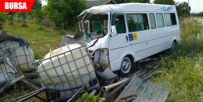 Minibüs, su depolarına çarptı: 4 yaralı