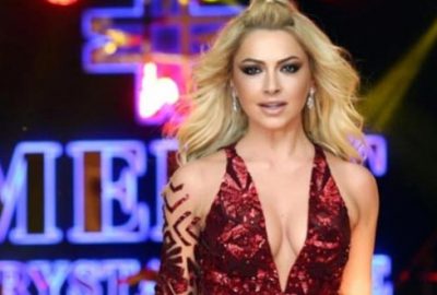 Mini elbisesiyle büyüledi!