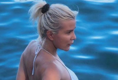 Köpeğini kolunda taşıyor!