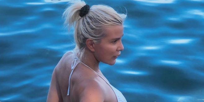 Köpeğini kolunda taşıyor!