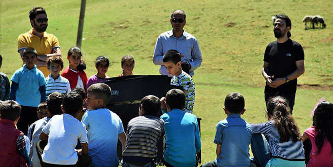 ‘Kusursuz kulak’ ilk konserini köyde verdi ‘Kusursuz kulak’ ilk konserini köyde verdi
