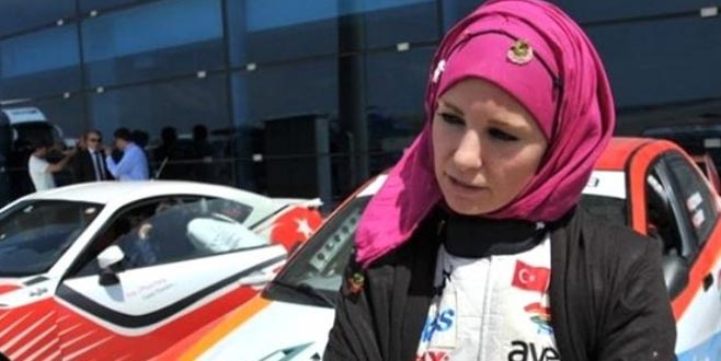 Başörtüsünü çıkarmıştı! Radikal hamle