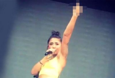 Sahnede orta parmak işareti yapan Melek Mosso’dan eleştirilere jet yanıt!