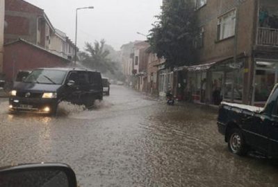 İnegöl’de yağmur ve dolu, hayatı olumsuz etkiledi
