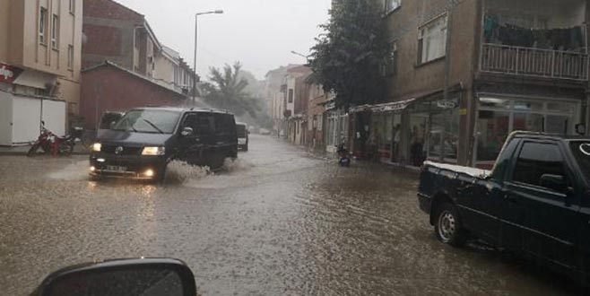 İnegöl’de yağmur ve dolu, hayatı olumsuz etkiledi