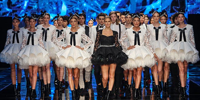 Bar Refaeli Bursalı güzellerle podyumda Bar Refaeli Bursalı güzellerle podyumda