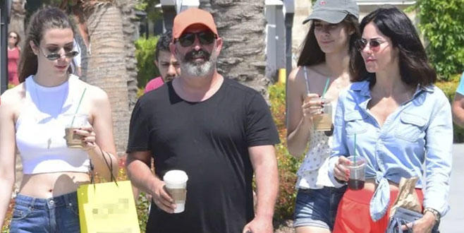 Cem Yılmaz sevgilisi Defne Samyeli ile tatilde