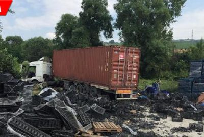 Kontrolden çıkan TIR tarlaya girdi