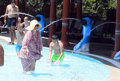 Torunlarıyla eğlendi   