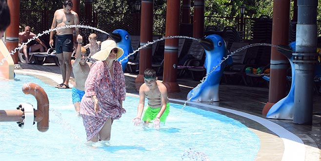 Torunlarıyla eğlendi   