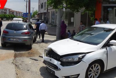 Kafa kafaya çarpıştılar: 3 yaralı 