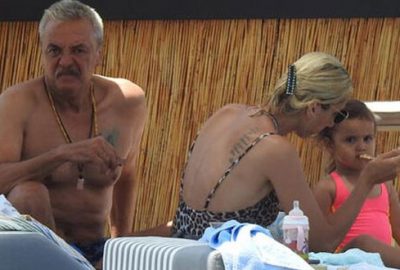 Mesut Akusta ile Şafak Akusta çifti kızlarıyla tatilde