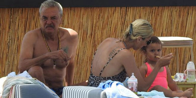 Mesut Akusta ile Şafak Akusta çifti kızlarıyla tatilde