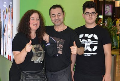 Banka sırasında hayranlarıyla fotoğraf çektirdi