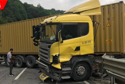 Bariyerlere çarpan TIR yolu kapattı