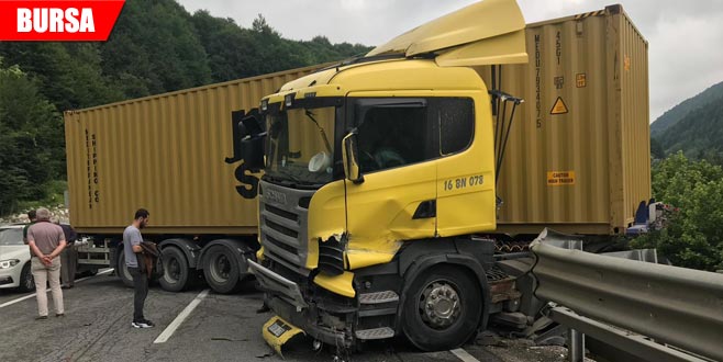Bariyerlere çarpan TIR yolu kapattı Bariyerlere çarpan TIR yolu kapattı