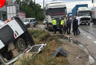 TIR’ın çarptığı servis minibüsü dereye yuvarlandı