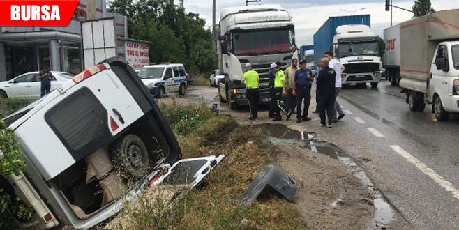 TIR’ın çarptığı servis minibüsü dereye yuvarlandı