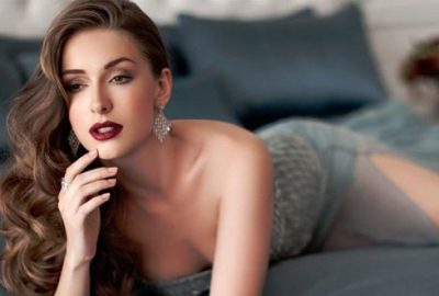 Yasemin’den bacak şov!