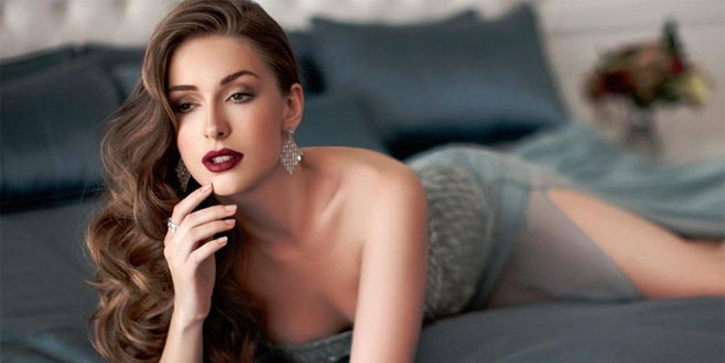 Yasemin’den bacak şov!