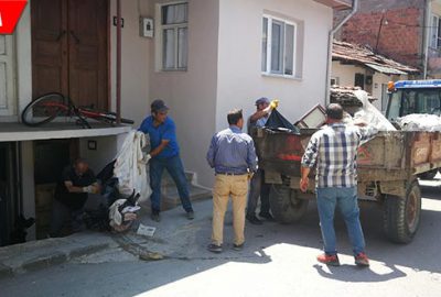 Yalnız yaşayan kadının evinden 8 römork çöp çıktı