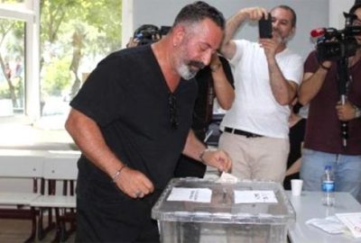 Oy kullandıktan sonra yaptığı hareket herkesi şaşırttı