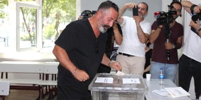 Oy kullandıktan sonra yaptığı hareket herkesi şaşırttı