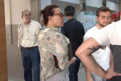 Oyunu kullanan Demet Akbağ’dan sandık görevlisine ilginç istek