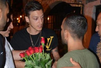 Balayında olan Mesut Özil’in gergin anları! Arkadaşları müdahale etti