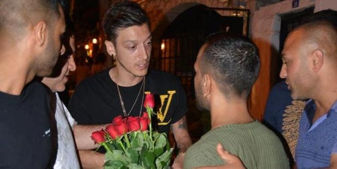 Balayında olan Mesut Özil’in gergin anları! Arkadaşları müdahale etti