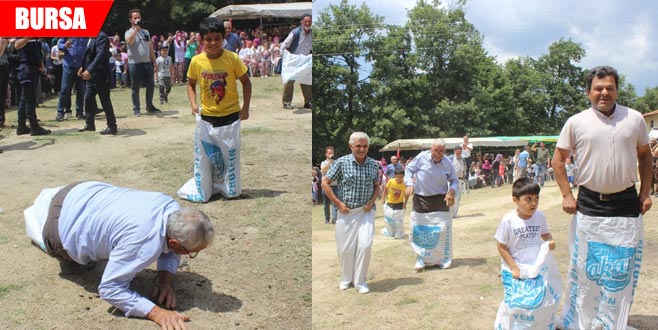Torunlarıyla düşe kalka çuval yarışı yaptılar