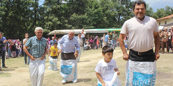 Dede ve torunların çuvalla imtihanı