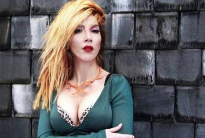 47’lik Hande, bikinili pozuyla genç kızlara taş çıkarttı