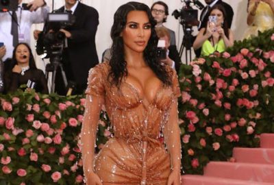 Dikkat çekmeyi biliyor! Sıfır makyaj, çıplak ayak