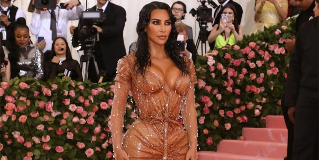 Dikkat çekmeyi biliyor! Sıfır makyaj, çıplak ayak