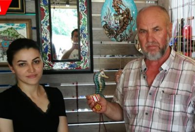 İşyerinin önünde bulduğu madalyayı teslim etti