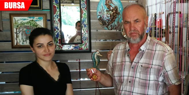 İşyerinin önünde bulduğu madalyayı teslim etti